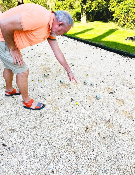 Comparing distances Measuring distances between boules and the jack